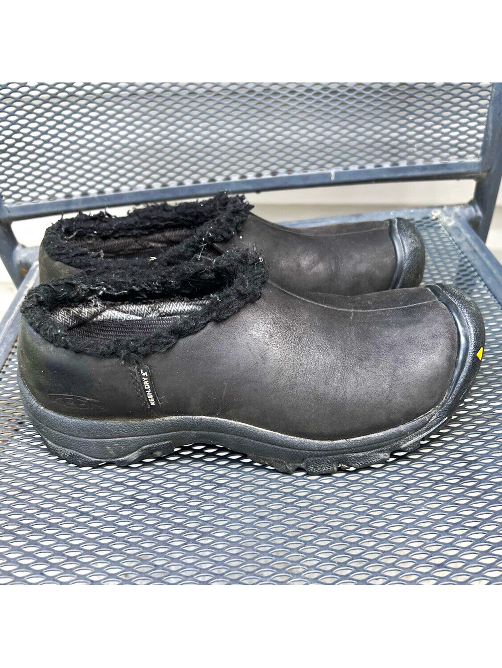 KEEN Women’s Black Leather Slip-On Clog Boots Faux Fur Lined Size 5.5